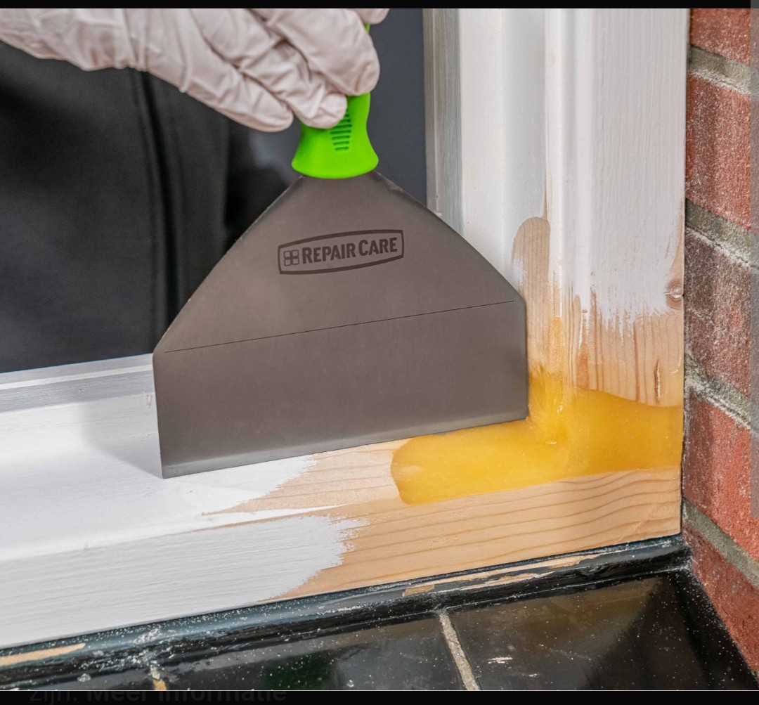 Repair Care Dry Flex aangebracht op onderdorpel met plamuurmes