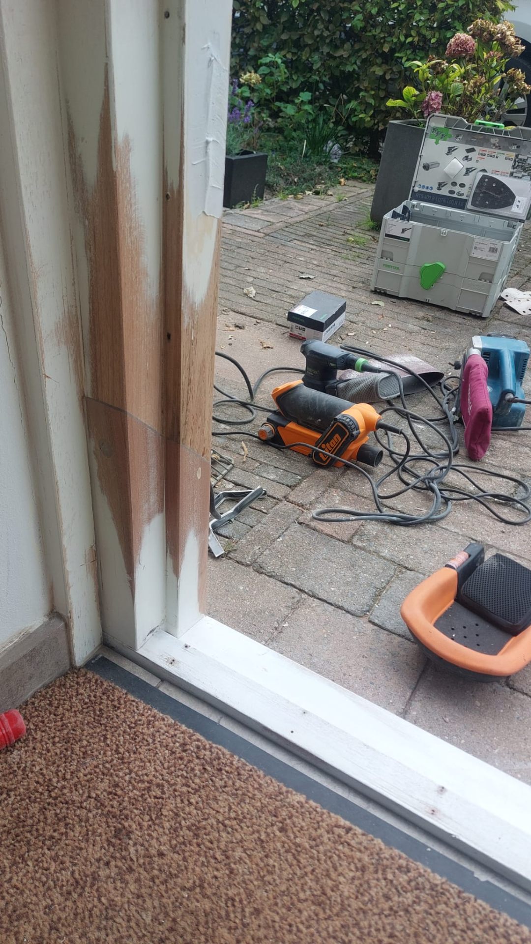 Houtrotreparatie aan een houten kozijn met 2-componenten systeem