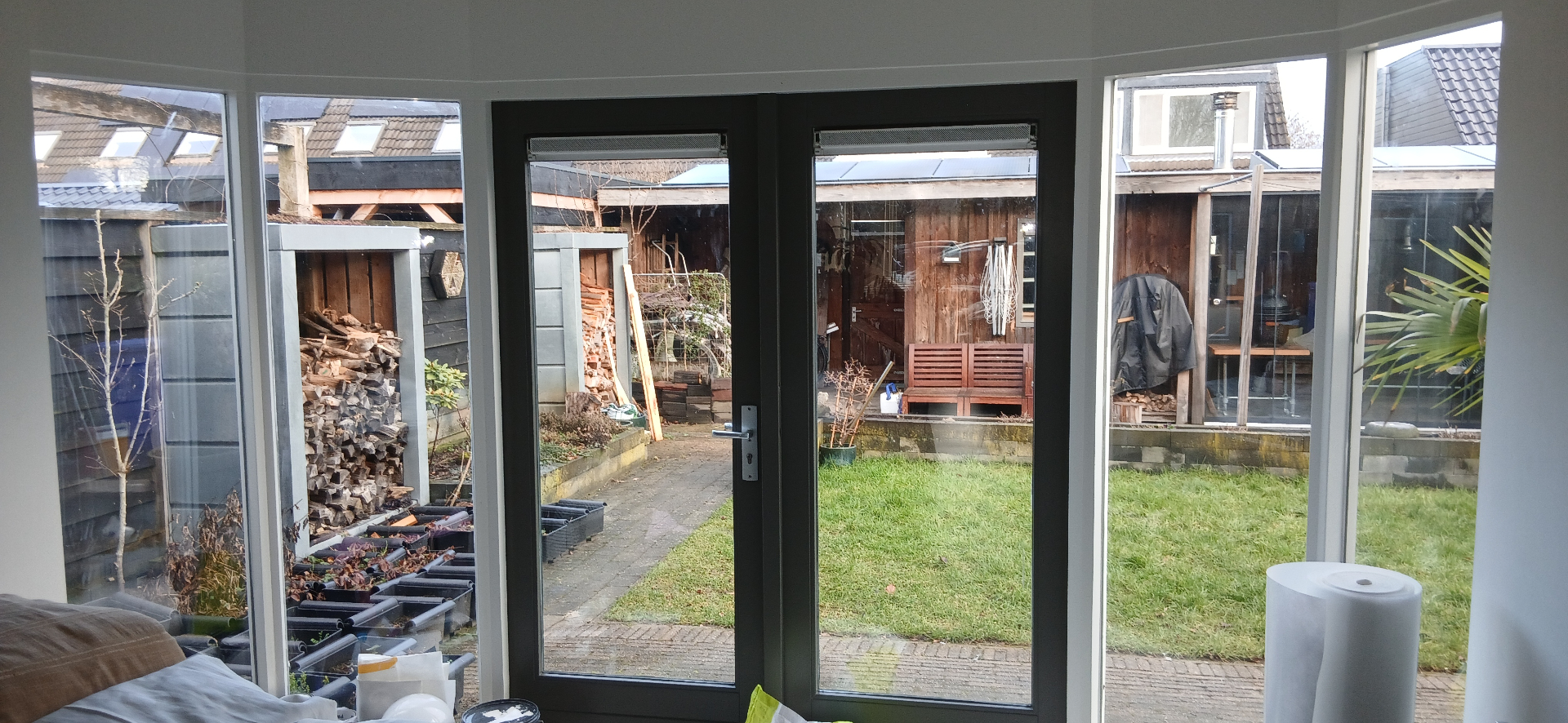 Binnen geschilderde tuindeuren en kozijnen in een woonkamer