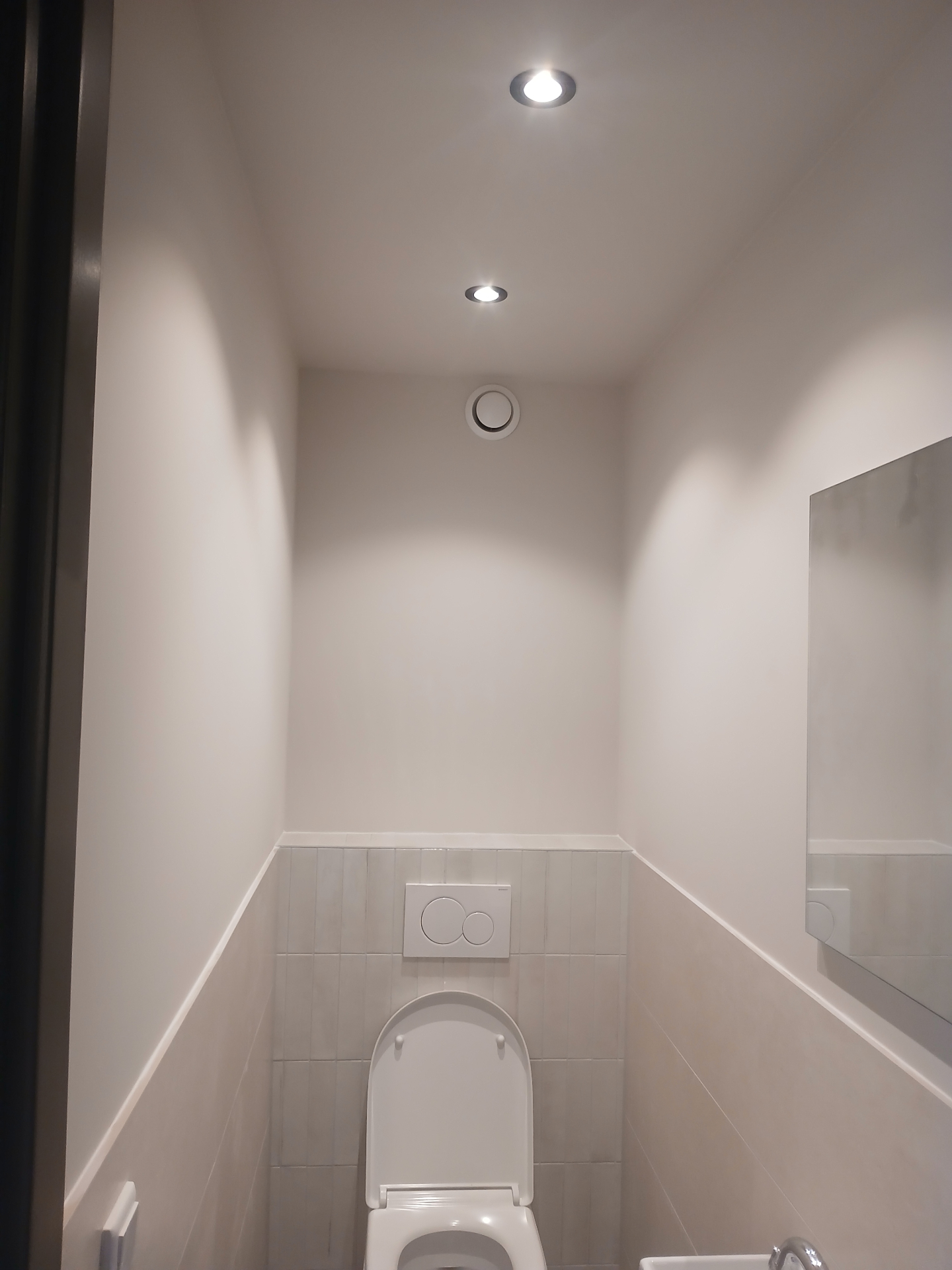 Fris wit geschilderd toilet met nette afwerking